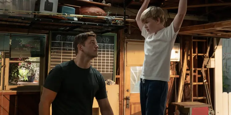 Chris Pratt observa a Jude Hill entrenar