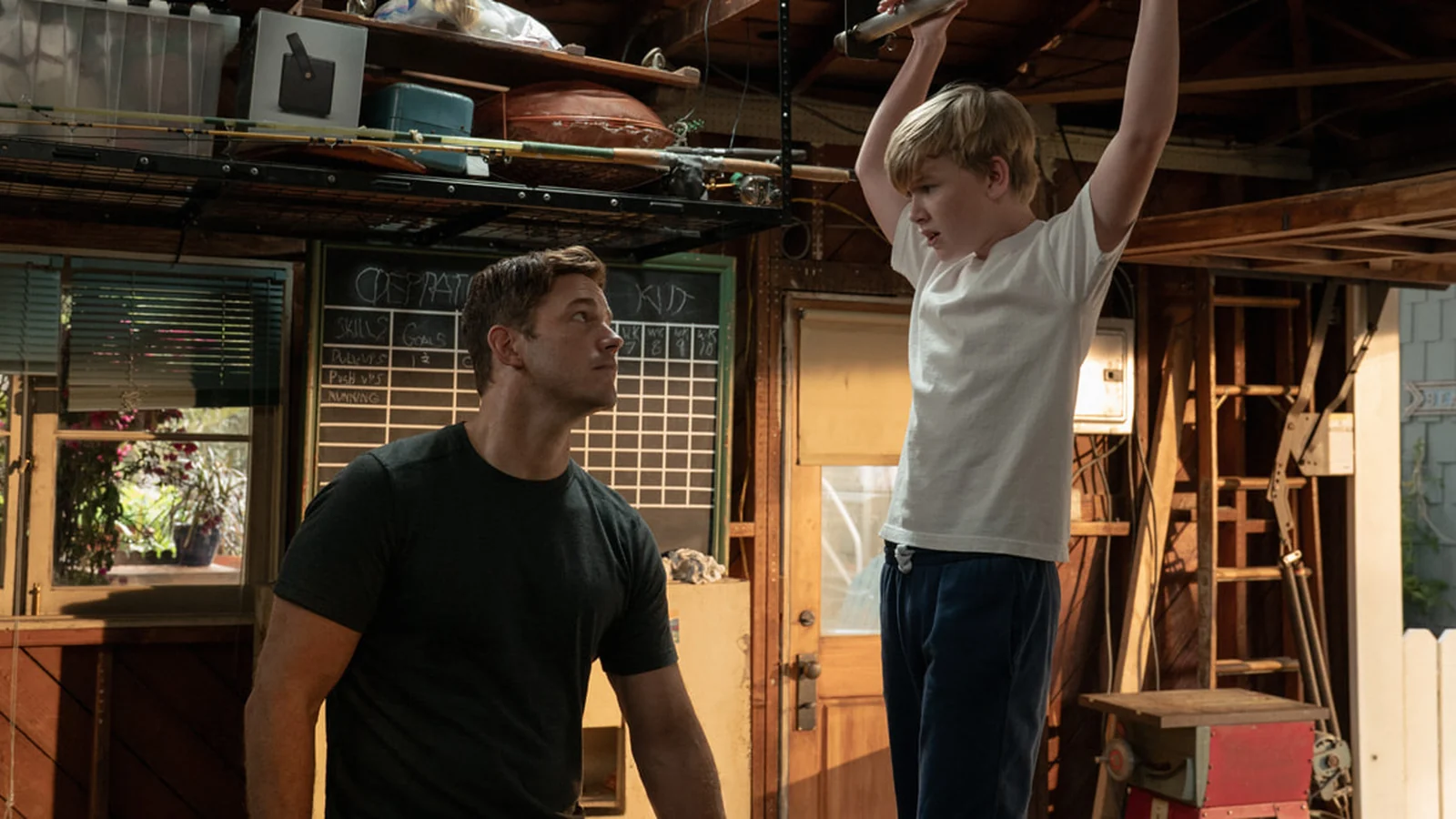 Chris Pratt observa a Jude Hill entrenar