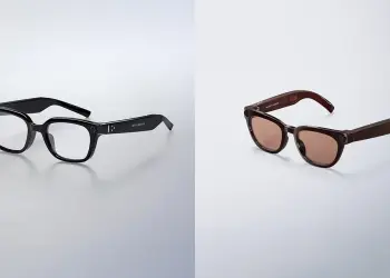 Gafas inteligentes negras y marrones sobre fondo claro