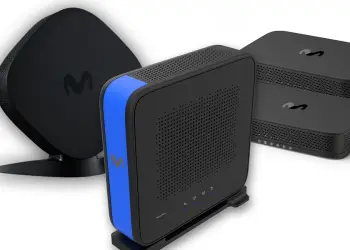 Equipos Movistar con un dispositivo de franja azul