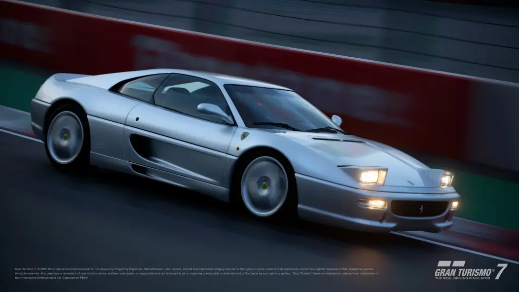 Ferrari F355 Berlinetta plateado en pista