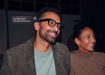 Hombre con gafas inteligentes negras