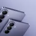 Dos teléfonos violetas con tres cámaras traseras