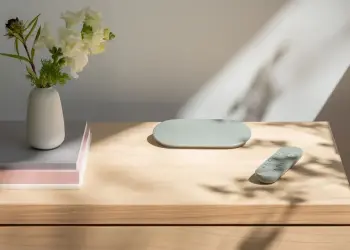Google TV Streamer y mando sobre una mesa