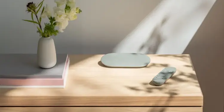 Google TV Streamer y mando sobre una mesa