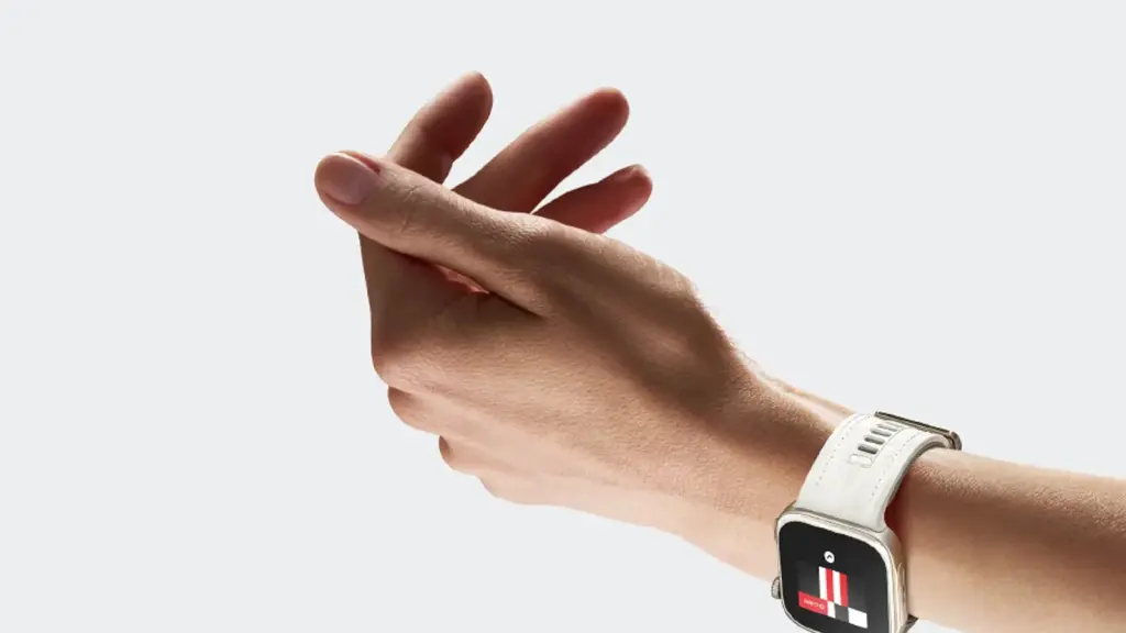 Huawei Watch D3 blanco colocado en una muñeca