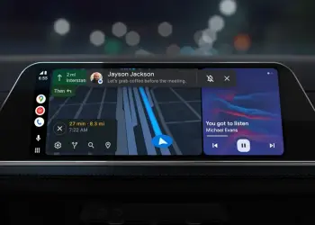 Pantalla de Android Auto con mapa y reproductor