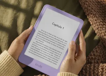 Kindle morado sostenido entre las manos