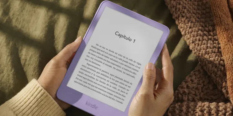 Kindle morado sostenido entre las manos