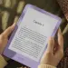 Kindle morado sostenido entre las manos