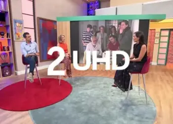 Plató televisivo con el rótulo 2 UHD