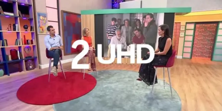 Plató televisivo con el rótulo 2 UHD