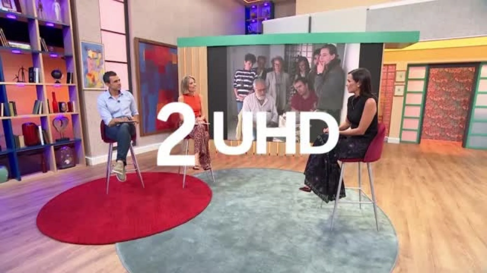 Plató televisivo con el rótulo 2 UHD