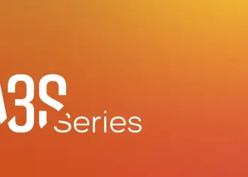 Logotipo blanco de Atreseries sobre fondo naranja
