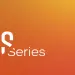 Logotipo blanco de Atreseries sobre fondo naranja