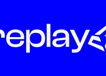 Logotipo blanco de Replay sobre fondo azul