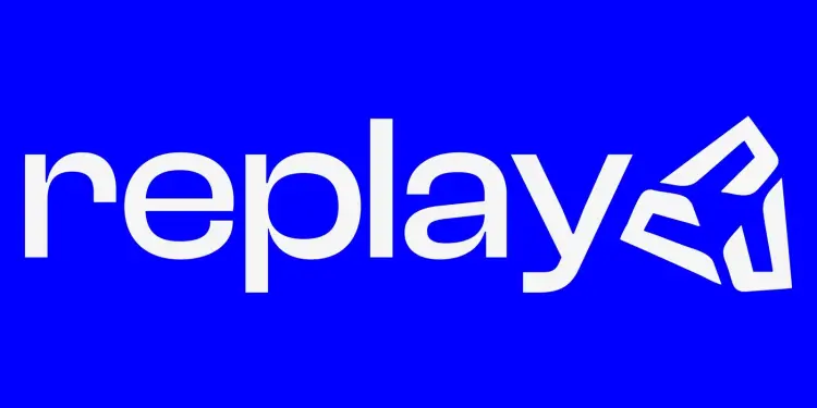 Logotipo blanco de Replay sobre fondo azul