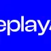 Logotipo blanco de Replay sobre fondo azul