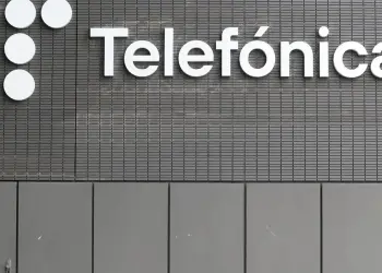 Logotipo de Telefónica sobre una fachada gris