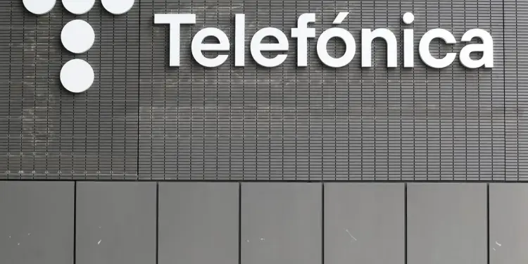 Logotipo de Telefónica sobre una fachada gris