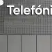 Logotipo de Telefónica sobre una fachada gris