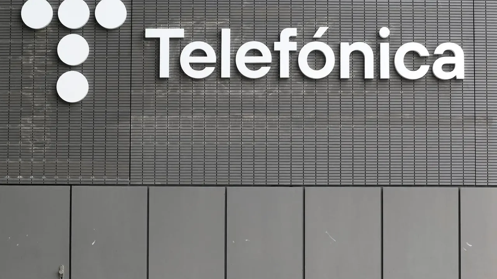 Logotipo de Telefónica sobre una fachada gris