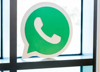 Logotipo verde de WhatsApp junto a una ventana