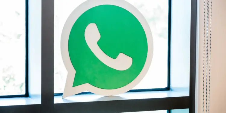 Logotipo verde de WhatsApp junto a una ventana