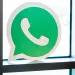 Logotipo verde de WhatsApp junto a una ventana