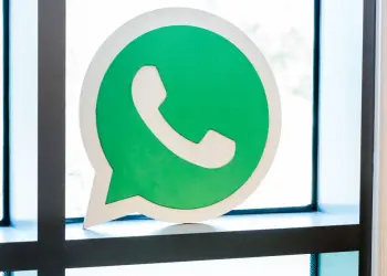 Logotipo verde de WhatsApp junto a una ventana