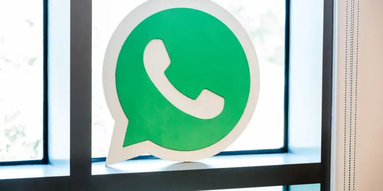 Logotipo verde de WhatsApp junto a una ventana