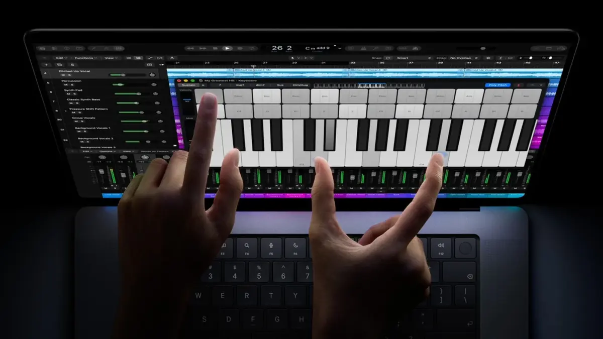 Manos tocando la pantalla de un MacBook Pro