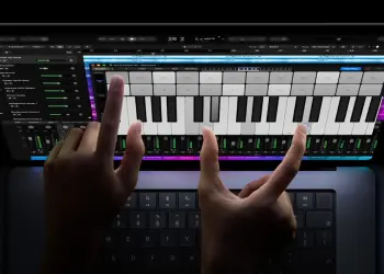 Manos tocando la pantalla de un MacBook Pro