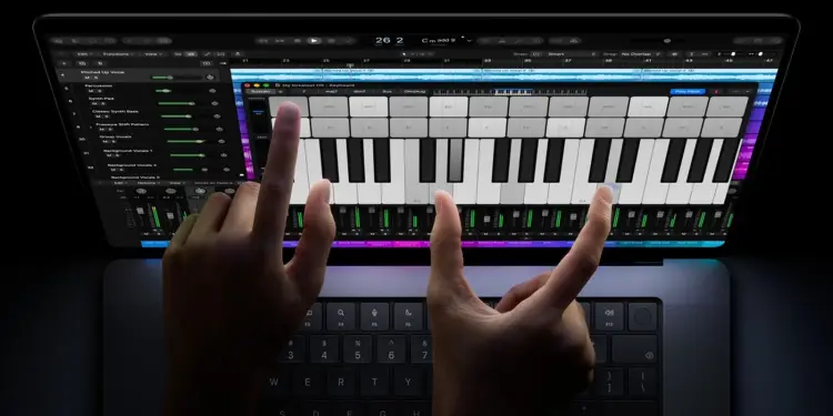 Manos tocando la pantalla de un MacBook Pro
