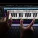Manos tocando la pantalla de un MacBook Pro