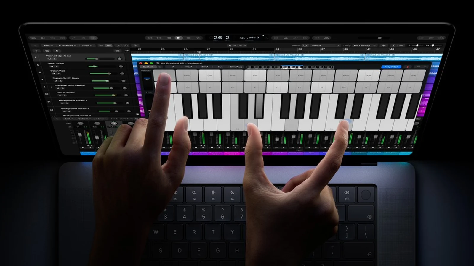 Manos tocando la pantalla de un MacBook Pro