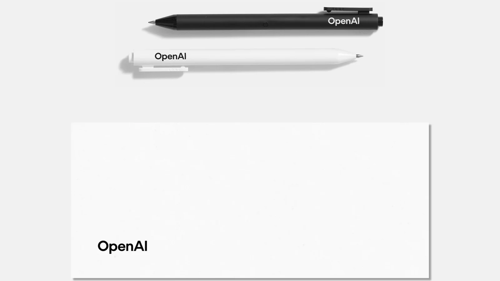 Dos bolígrafos y un sobre de OpenAI