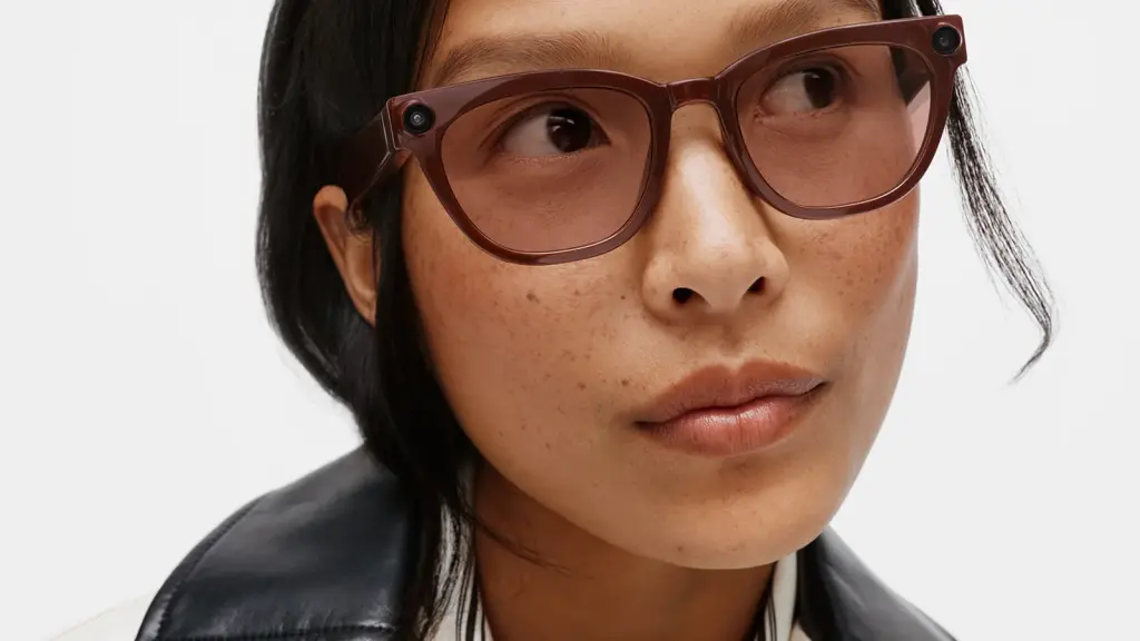 Persona con gafas inteligentes de montura marrón