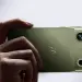Motorola Signature 27 verde sostenido en una mano
