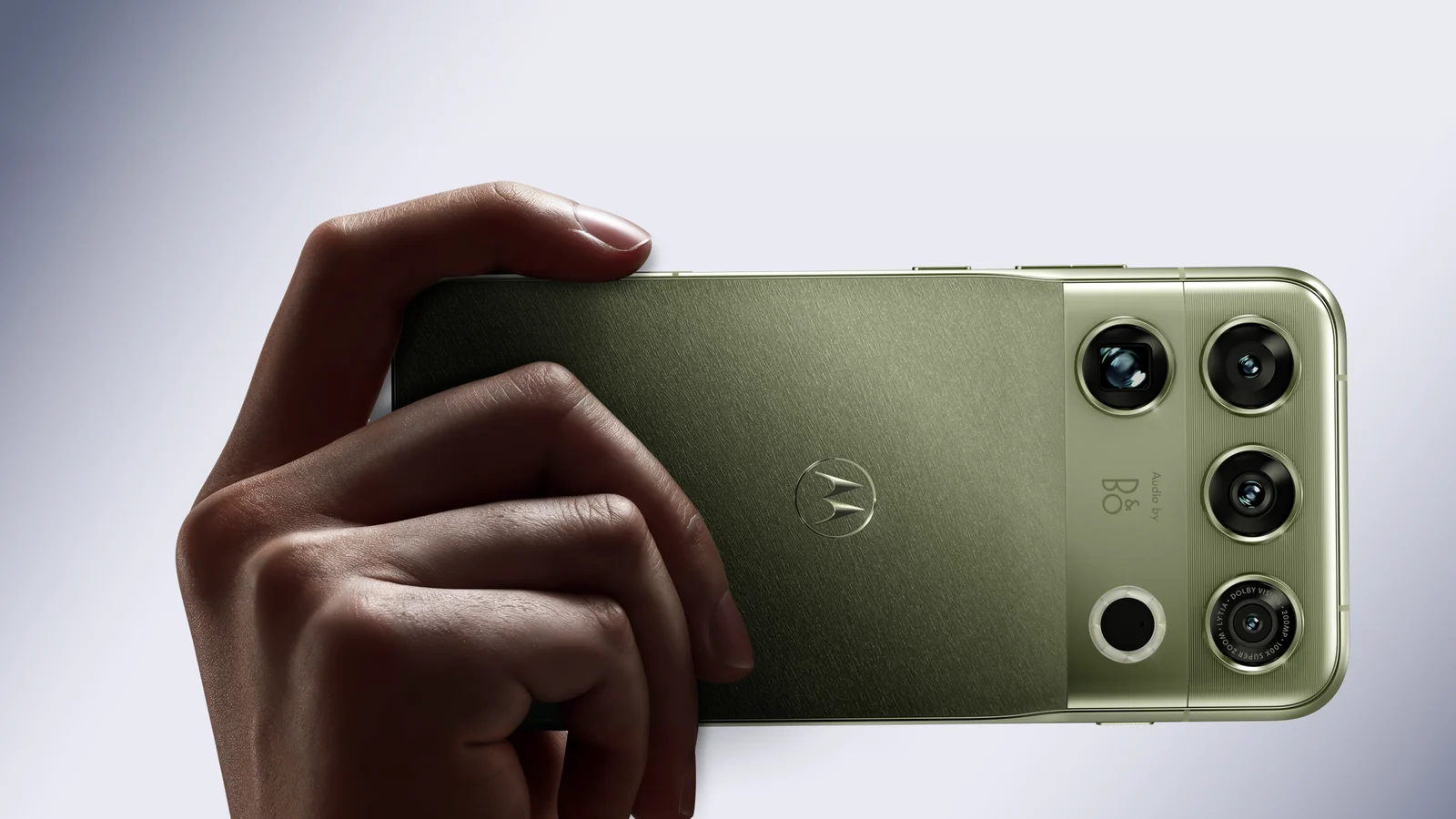 Motorola Signature 27 verde sostenido en una mano