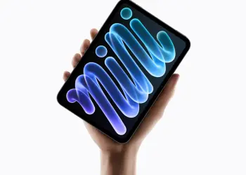 iPad mini sostenido en una mano