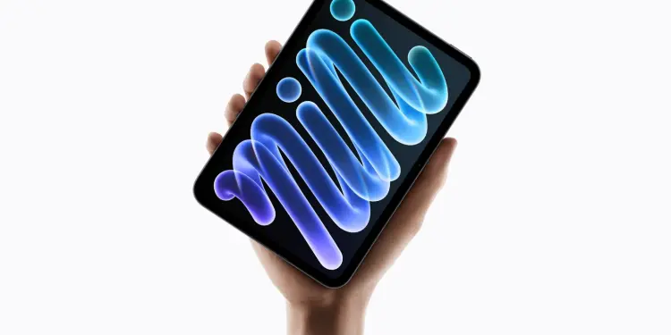 iPad mini sostenido en una mano