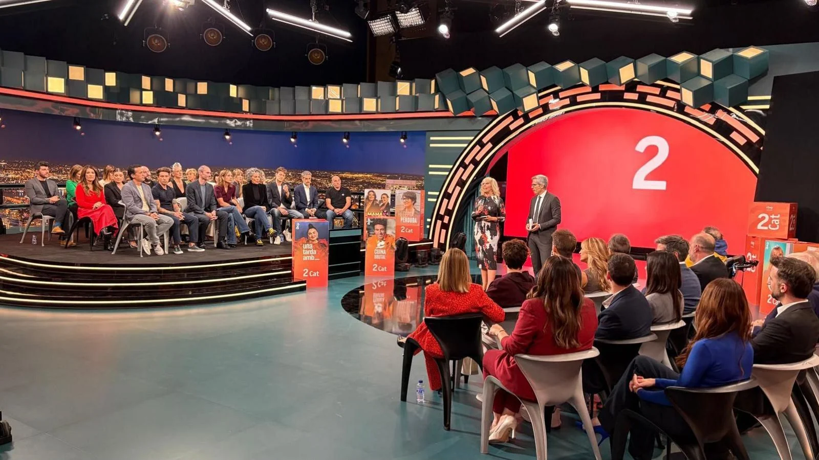 Presentación de La 2Cat en un plató