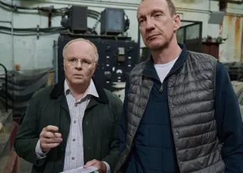 Dos hombres en una instalación industrial