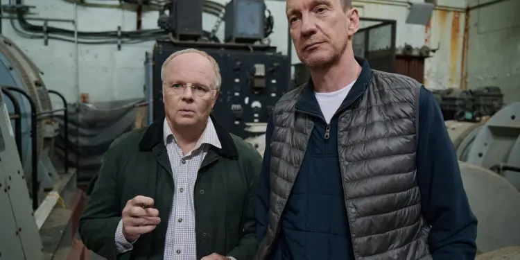 Dos hombres en una instalación industrial