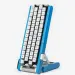 Teclado vertical con teclas blancas y soporte azul