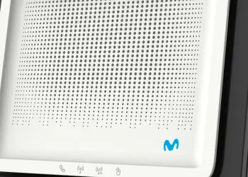 Router blanco de Movistar con rejilla frontal