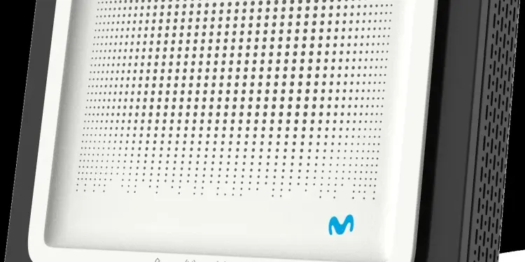 Router blanco de Movistar con rejilla frontal