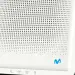 Router blanco de Movistar con rejilla frontal