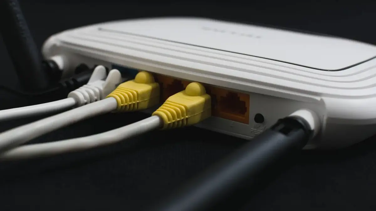 Router blanco con cables de red conectados